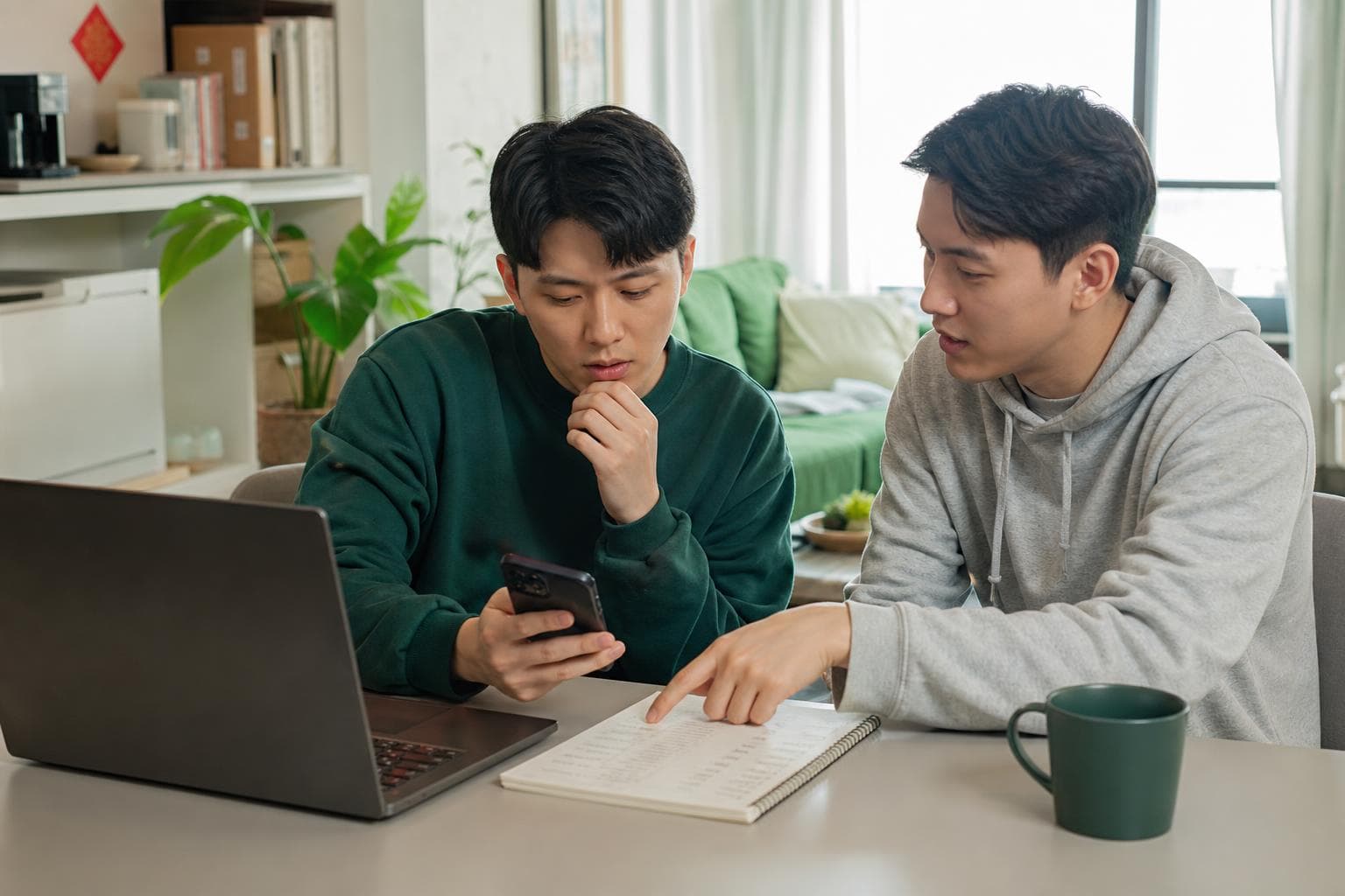兩位台灣玩家在住家暫停可疑遊戲活動操作,改用筆電與紙本清單核對官方資訊